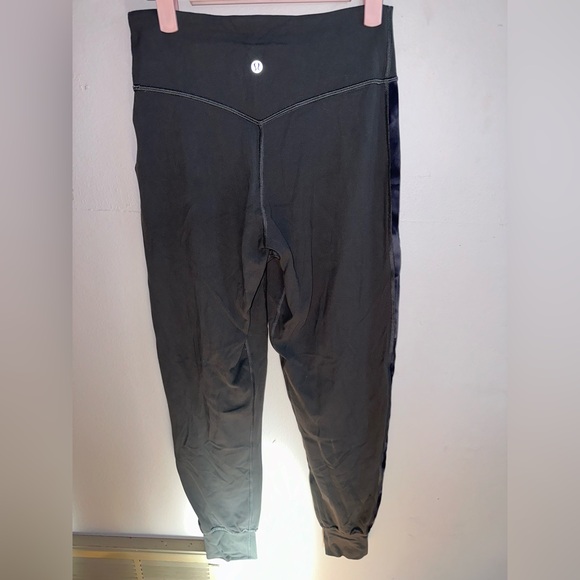 Like New! RARE Align Jogger 28” Size 6 - Picture 6 of 7